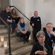 Gebannte Zuhörer sitzen für bessere Sicht auf der Treppe