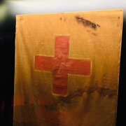 Un des premiers drapeaux de la Croix Rouge