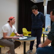 Kevin Lötscher signiert sein Buch für zwei Personen.