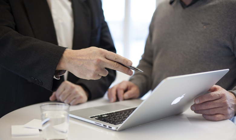 Sozialversicherungen Zwei Menschen im Gespräch vor einem Computer.
