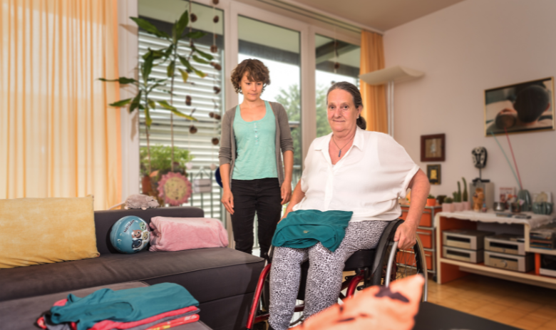 Begleitetes Wohnen Eine Betroffene in ihrer Wohnung mit einer Wohnbegleiterin