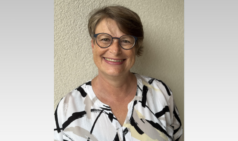 Marion Leonhard Marion Leonhard lächelt in die Kamera. Sie hat kurze Haare, eine Brille und trägt eine Weiss-schwarz-beige-gemusterte Bluse.