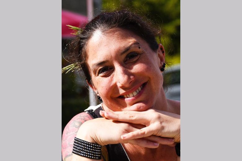 Esther Lefebvre Une femme regarde l'objectif de l'appareil photo et sourit
