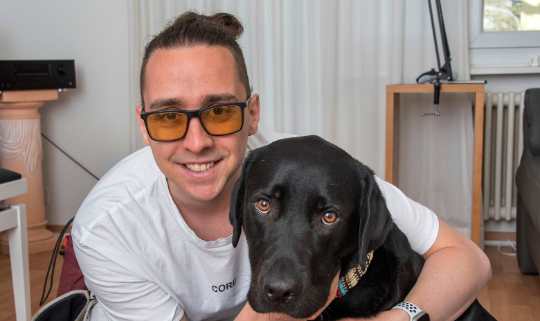 Tobias C. mit Blindenführhund Bailey Tobias C. mit Blindenführhund Bailey